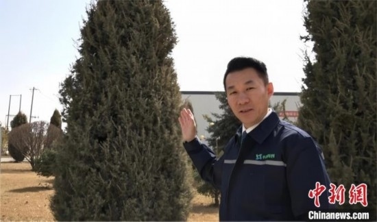 圖為王佐向記者介紹自己的新能源綠電廠區(qū)。白先森 攝