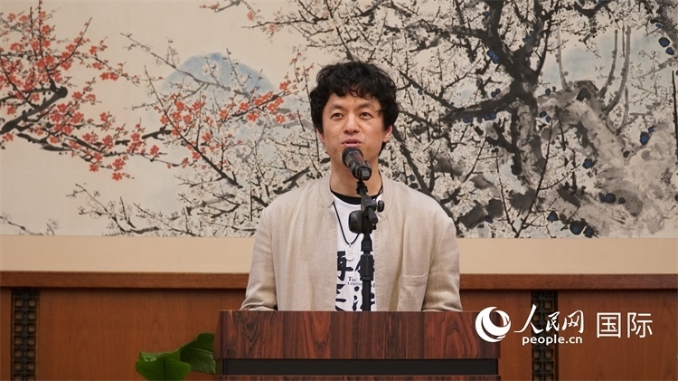 影片導演竹內(nèi)亮致辭。人民網(wǎng) 蔣曉辰攝