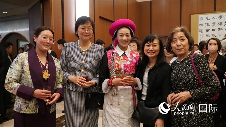 來賓與茨姆等人熱烈交流并合影留念。人民網(wǎng) 蔣曉辰攝