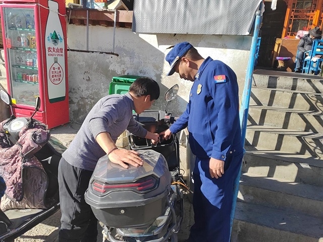 拉薩市消防救援支隊(duì)組織開展電動(dòng)自行車消防安全檢查工作。受訪者供圖
