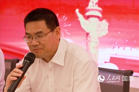 北京海外聯(lián)誼會會長楊晉柏在座談會上致辭。人民網(wǎng)記者 陳海琪攝