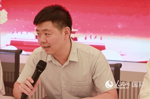 中國駐里約總領(lǐng)館領(lǐng)僑處處長齊冀在座談會上致辭。人民網(wǎng)記者 陳海琪攝