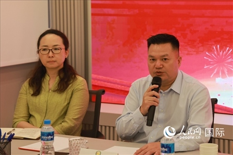 巴西和統(tǒng)會會長張小春（右）在座談會上致辭。人民網(wǎng)記者 陳海琪攝