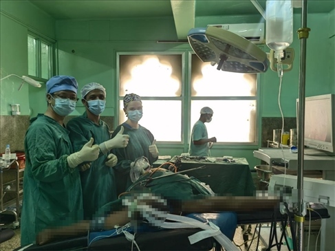 蔣國(guó)慶醫(yī)生（左）和當(dāng)?shù)蒯t(yī)生慶祝手術(shù)成功。中國(guó)援桑醫(yī)療隊(duì)供圖