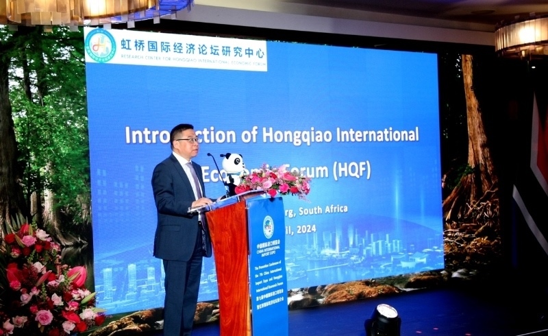 虹橋國(guó)際經(jīng)濟(jì)論壇研究中心副理事長(zhǎng)、商務(wù)部國(guó)際貿(mào)易經(jīng)濟(jì)合作研究院副院長(zhǎng)俞子榮致辭。（圖片來(lái)源：中國(guó)國(guó)際進(jìn)口博覽會(huì)官微）