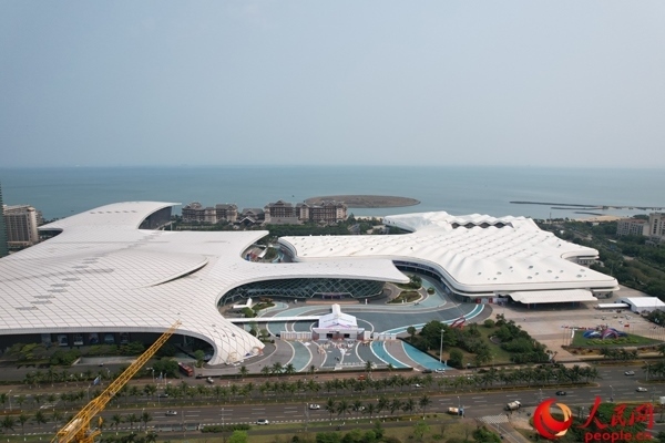 航拍第四屆消博會主會場。人民網(wǎng)記者 孟凡盛攝