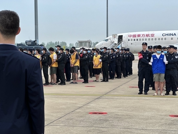 中國(guó)籍涉賭詐違法犯罪嫌疑人從柬埔寨被押解回國(guó)。人民網(wǎng)記者 郝萍攝