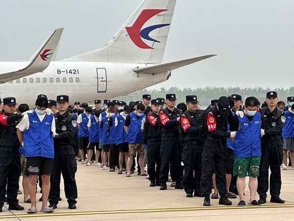 中國(guó)籍涉賭詐違法犯罪嫌疑人從柬埔寨被押解回國(guó)。人民網(wǎng)記者 郝萍攝