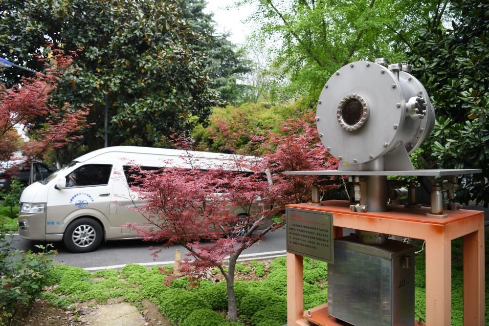 2024年4月6日，在位于安徽合肥的中國科學(xué)技術(shù)大學(xué)，自主研制的原位實(shí)驗(yàn)裝置準(zhǔn)備運(yùn)往上海光源開展實(shí)驗(yàn)。