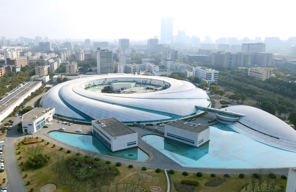 空中俯瞰位于上海張江科學(xué)城的上海光源（2024年2月27日攝，無人機(jī)照片）。