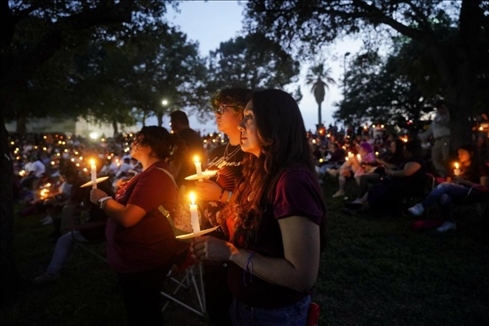 2023年5月24日，在美國(guó)得克薩斯州小城尤瓦爾迪，人們參加守夜儀式悼念校園槍擊遇害者。新華社記者吳曉凌攝