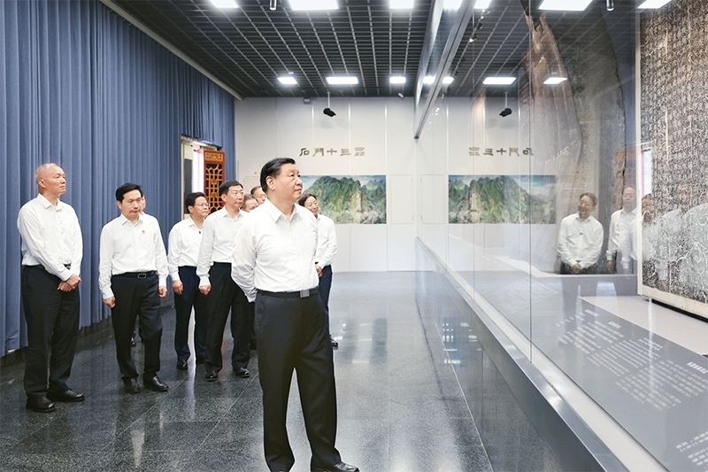 2023年7月29日，中共中央總書記、國家主席、中央軍委主席習(xí)近平在四川考察結(jié)束返京途中，來到陜西省漢中市考察。這是習(xí)近平參觀漢中市博物館有關(guān)歷史文物展陳。 新華社記者 鞠鵬/攝