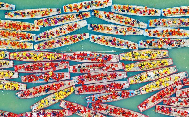 溱潼會(huì)船由南宋相沿至今，歷經(jīng)數(shù)百年傳承，被列入國(guó)家級(jí)非物質(zhì)文化遺產(chǎn)名錄。圖為2024年4月6日在江蘇省泰州市姜堰區(qū)溱湖國(guó)家濕地公園參加會(huì)船表演的船只。 新華社發(fā) 湯德宏/攝