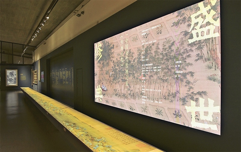 “中國(guó)歷代繪畫大系”，是習(xí)近平總書記親自批準(zhǔn)、高度重視的一項(xiàng)規(guī)模浩大、縱貫歷史、橫跨中外的國(guó)家級(jí)重大文化工程。圖為中國(guó)國(guó)家版本館杭州分館展示的“盛世修典——‘中國(guó)歷代繪畫大系’”收錄的數(shù)字化古畫（2023年5月31日攝）。 新華社記者 翁忻旸/攝