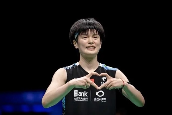 4月14日，王祉怡在奪冠后慶祝。新華社記者 江漢攝