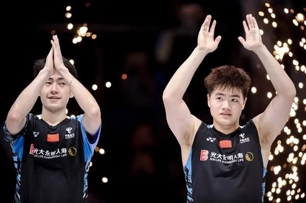 4月14日，梁偉鏗（右）/王昶在頒獎(jiǎng)儀式上。 新華社記者 江漢攝