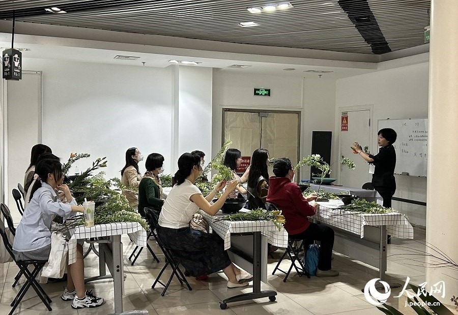 插花體驗(yàn)課。人民網(wǎng) 玄番登史江攝