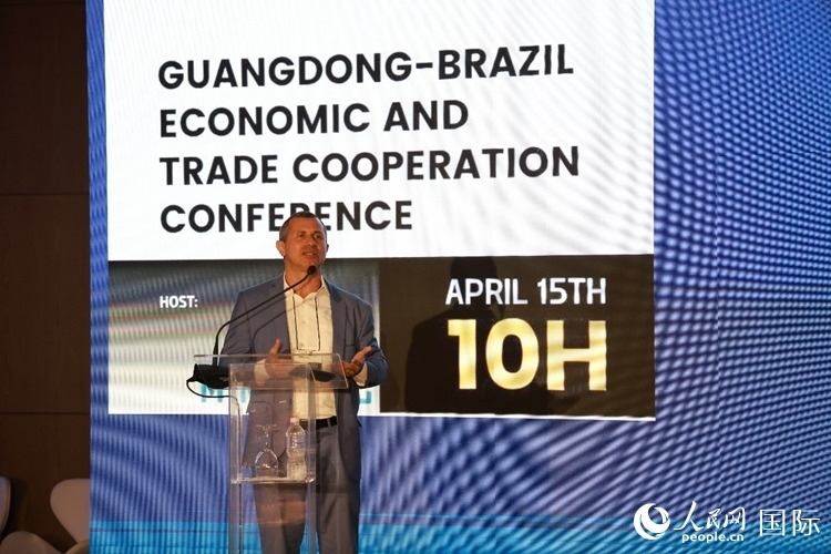 巴西里約州能源和海洋經(jīng)濟(jì)部國務(wù)秘書費(fèi)利佩·佩肖托在推介會上致辭。人民網(wǎng)記者 陳海琪攝