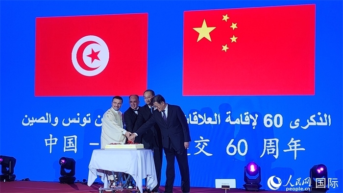 與會(huì)嘉賓共同切紀(jì)念蛋糕，從左至右分別為突尼斯國(guó)家旅游局局長(zhǎng)侯賽因、突尼斯駐華大使阿迪勒·阿拉比、外交部副部長(zhǎng)鄧勵(lì)、中國(guó)人民對(duì)外友好協(xié)會(huì)副會(huì)長(zhǎng)李?？?。人民網(wǎng)記者 萬(wàn)宇攝