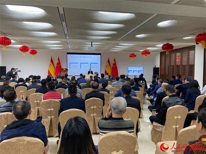 季奕鴻律師主講法律知識。人民網記者 范劍青攝