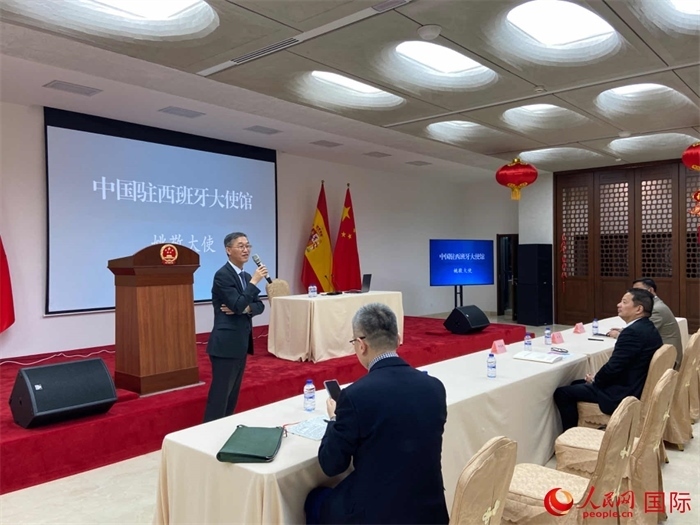 中國駐西班牙大使姚敬在僑界法治講座上致辭。人民網記者 范劍青攝