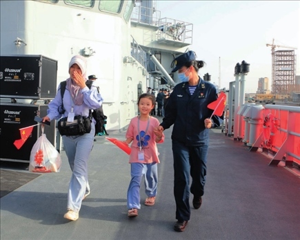 海軍軍艦赴蘇丹緊急撤離我在蘇丹人員。圖為海軍官兵帶領(lǐng)同胞登艦（2023年4月26日攝）。丁家興攝