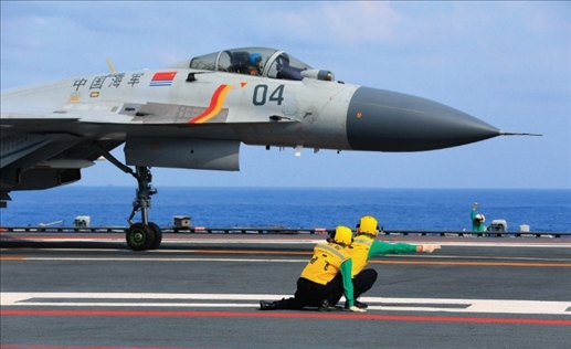 遼寧艦起飛助理作出放飛手勢，殲-15艦載戰(zhàn)斗機(jī)起飛（2020年4月攝）。張凱攝