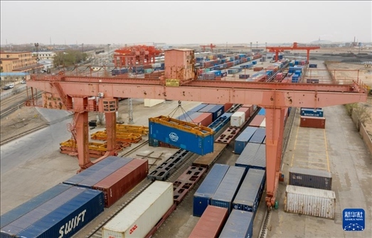 4月21日，二連浩特鐵路口岸龍門吊吊裝中歐班列集裝箱（無人機(jī)照片）。 新華社發(fā)（張海峰攝）