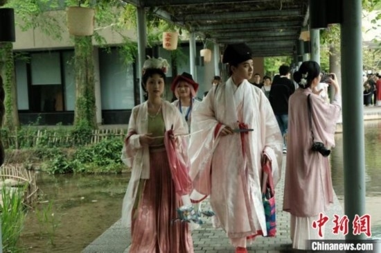 年輕人盛裝過“漢服節(jié)”。毛瑜 攝