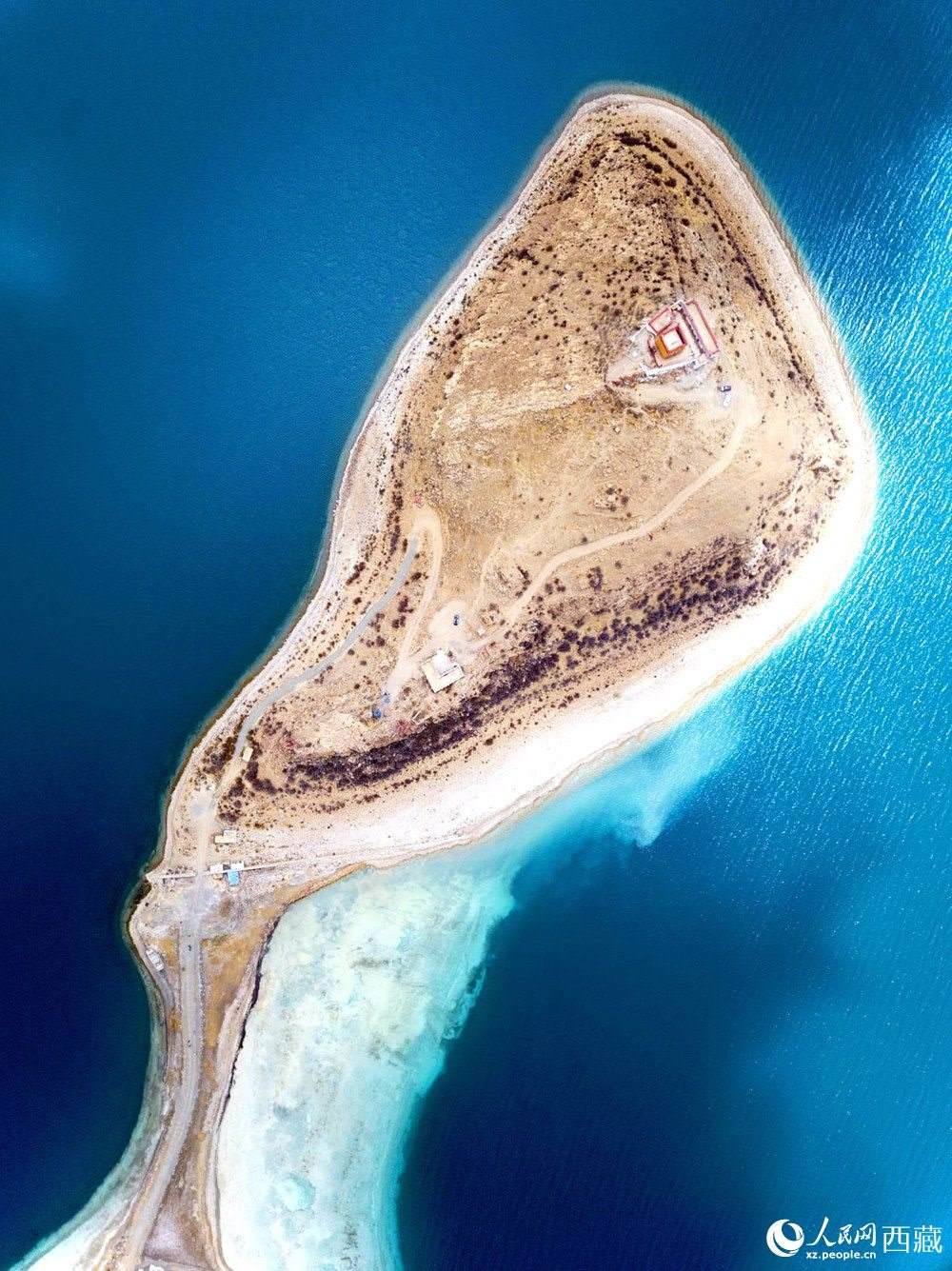 無(wú)人機(jī)視角下的西藏羊卓雍錯(cuò)日托寺風(fēng)光。人民網(wǎng)記者 次仁羅布攝