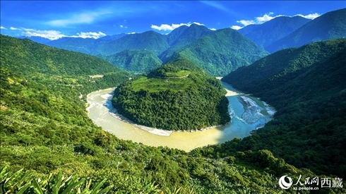 風(fēng)景秀麗、植被繁茂的西藏林芝市墨脫縣果果塘大拐彎。人民網(wǎng)記者 次仁羅布攝