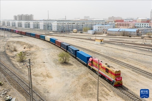 4月21日，中歐班列緩緩駛出二連浩特鐵路口岸（無人機(jī)照片）。 新華社發(fā)（張海峰攝）