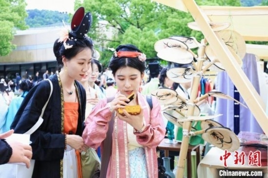 漢服愛好者逛集市。中國絲綢博物館 供圖