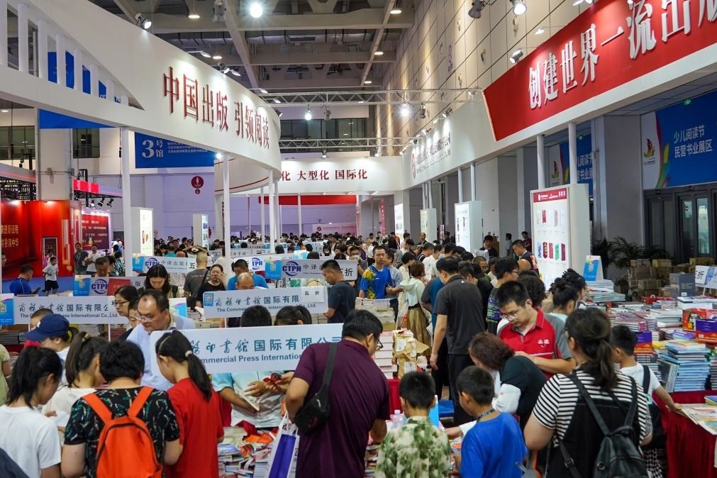 2023年7月31日，在第31屆全國(guó)圖書交易博覽會(huì)上，讀者在閱覽選購(gòu)新書。新華社記者 朱崢 攝