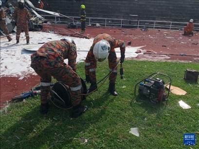 4月23日，救援人員在馬來西亞霹靂州的直升機(jī)墜毀現(xiàn)場(chǎng)救援。新華社發(fā)（馬來西亞消防拯救局供圖）