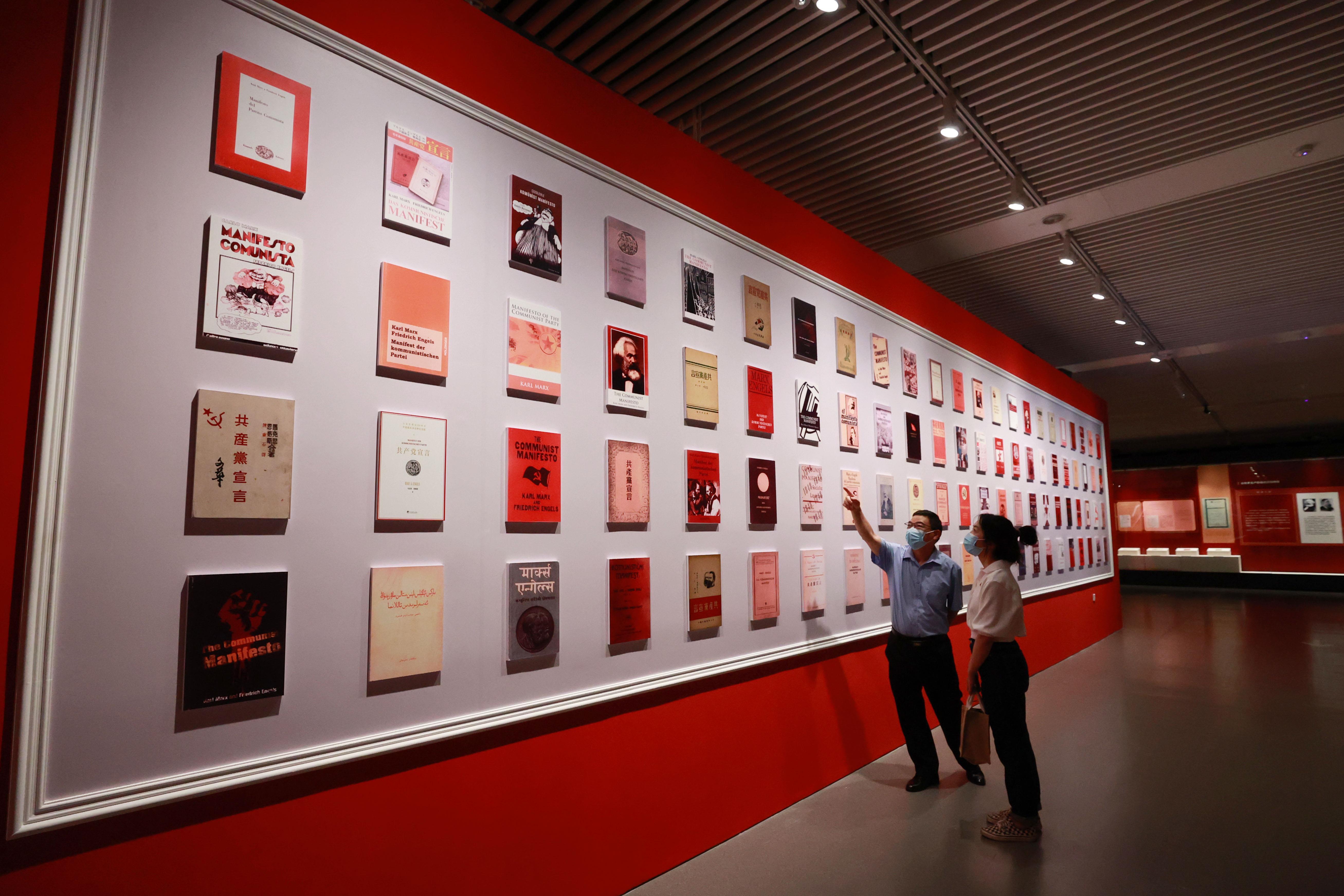 △2021年8月5日，觀眾在國(guó)家圖書館觀看不同版本的《共產(chǎn)黨宣言》。