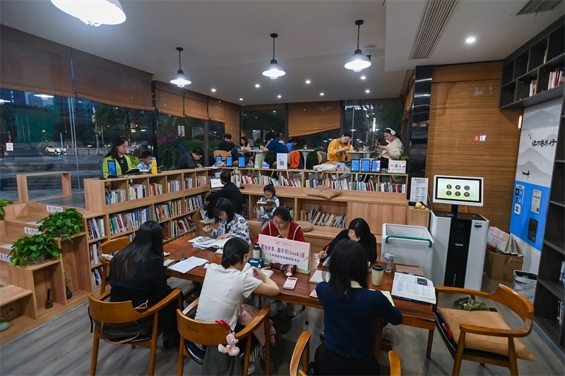 4月22日，讀者在重慶一家24小時城市智慧書房中閱讀。圖片來源：視覺中國
