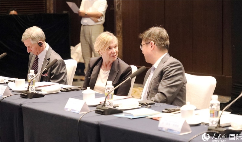 宣介會上，中外官員親切交談。人民網(wǎng)記者趙益普攝