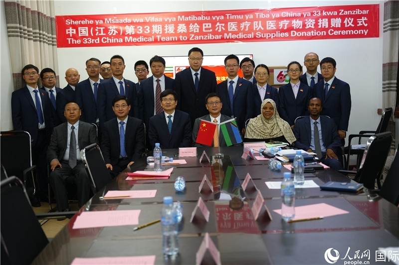 中非雙方代表及醫(yī)療隊在捐贈現(xiàn)場合影。中國援桑醫(yī)療隊供圖