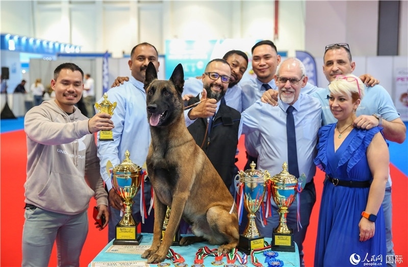 圖為參會嘉賓與獲獎寵物合影，塔里克·易卜拉欣攝