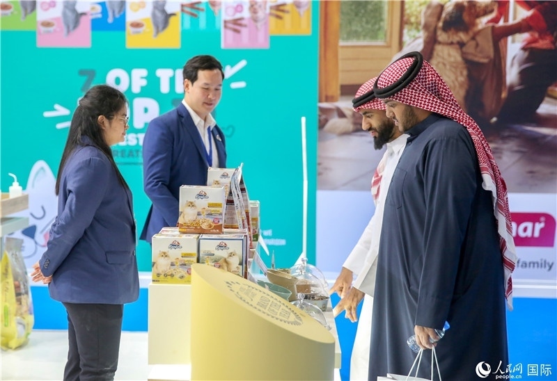 圖為當?shù)乜蜕淘谥袊髽I(yè)展位前參觀，塔里克·易卜拉欣攝 (2)