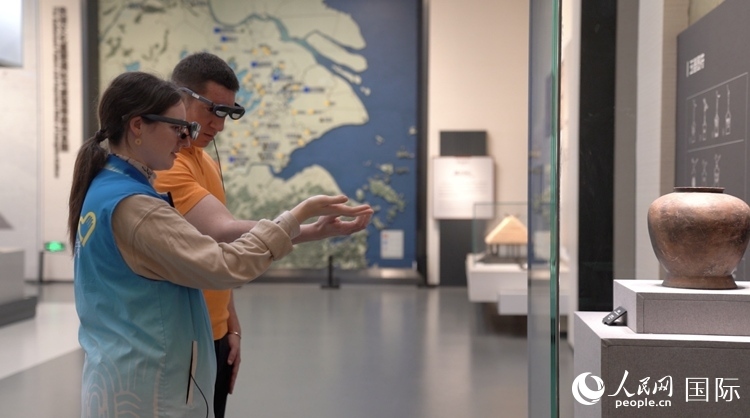 人民網(wǎng)外籍專家在良渚博物院體驗(yàn)AR眼鏡。人民網(wǎng)記者 袁蒙攝