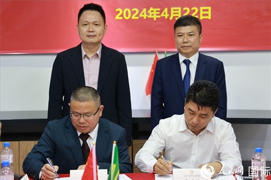 巴西中國浙江商會(huì)會(huì)長鄭俠茂（右前）與蘭溪市招商服務(wù)中心黨組副書記胡鑫亮（左前）簽署合作備忘錄。人民網(wǎng)記者 陳海琪攝
