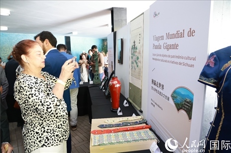 巴西民眾在活動現(xiàn)場在四川非遺前駐足觀看。人民網(wǎng)記者 陳海琪攝