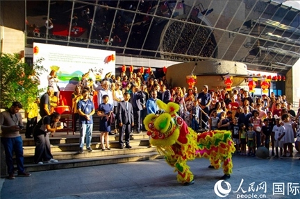 巴西民眾在里約天文館前觀看舞獅表演。四川省文化和旅游廳供圖。
