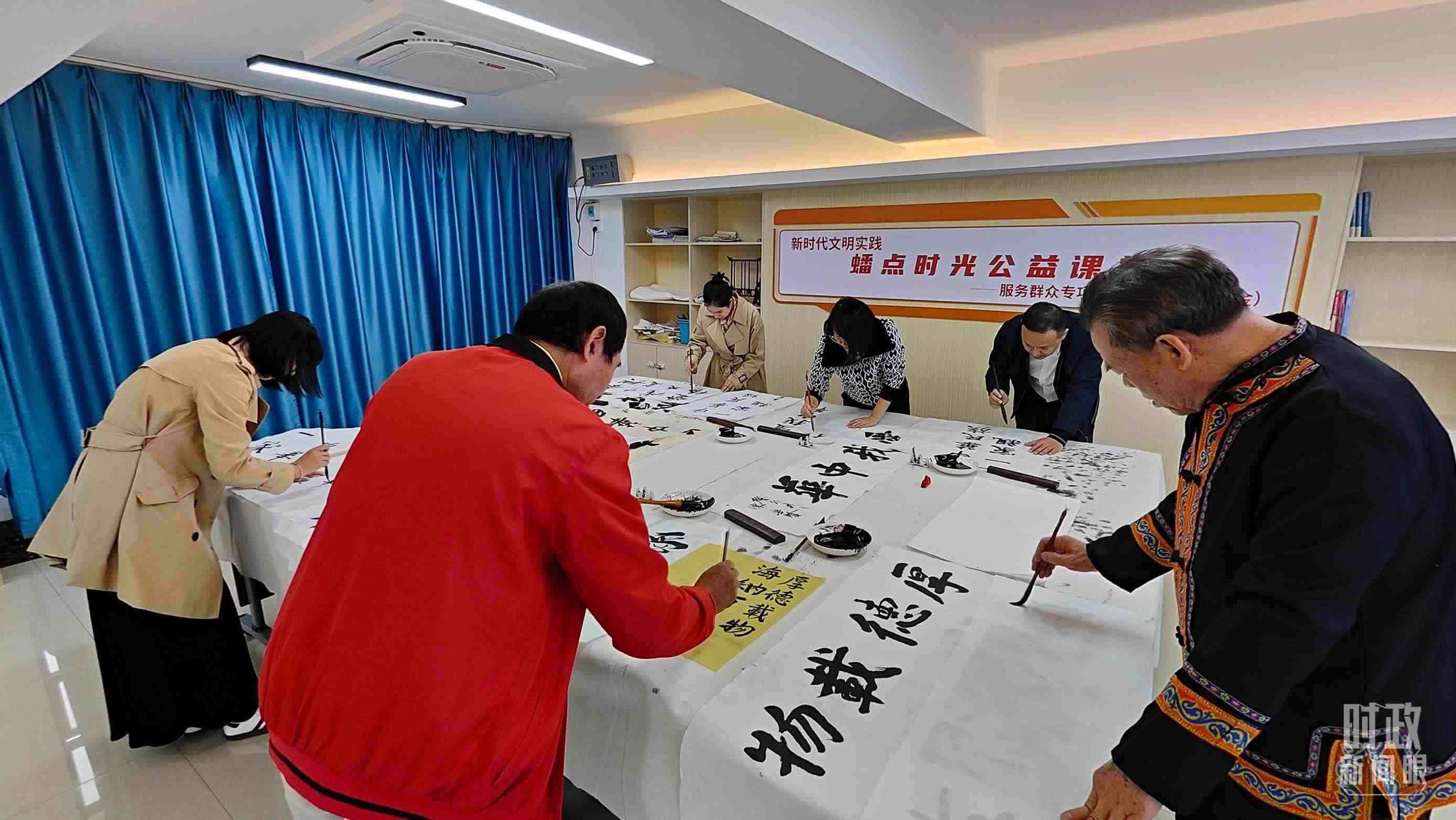 △廣西南寧市多民族社區(qū)——盤龍社區(qū)居民練習(xí)書法。（總臺央視記者楊立峰拍攝）