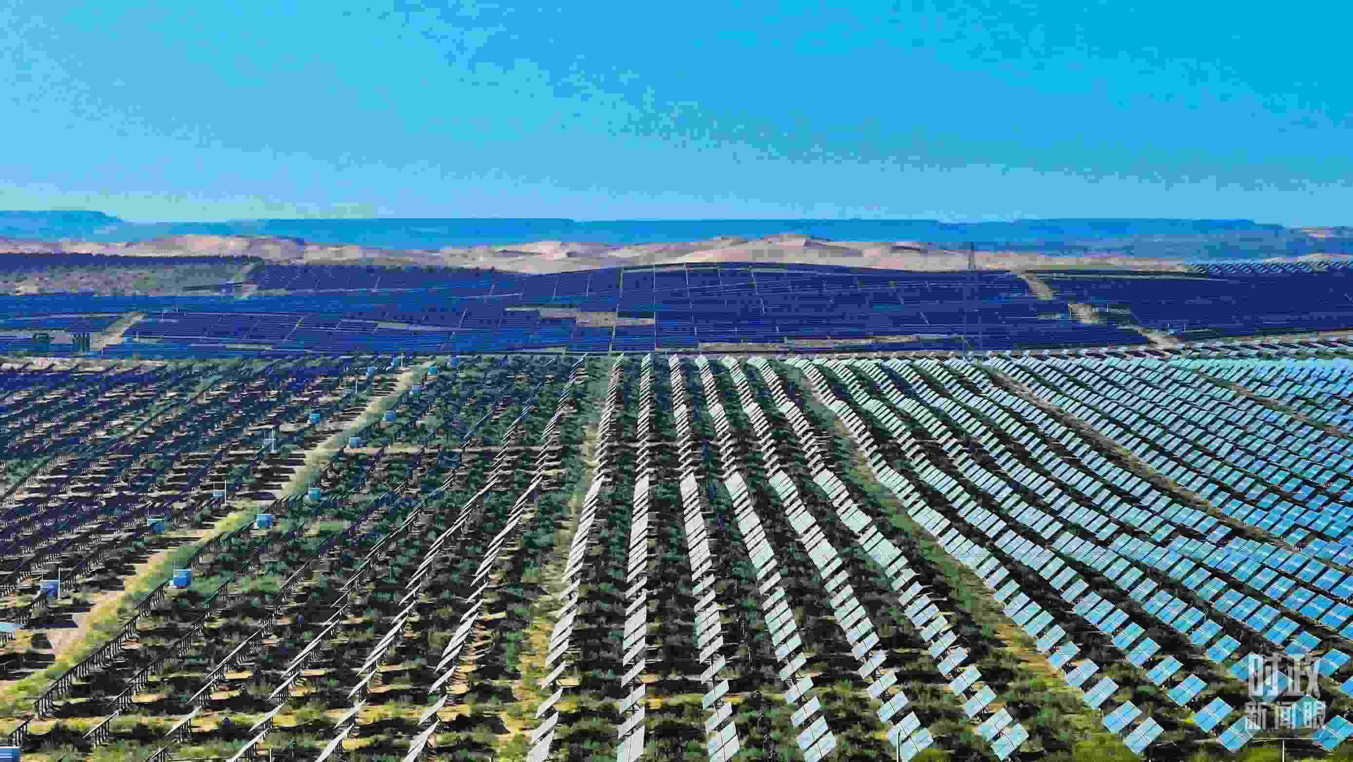 △內(nèi)蒙古鄂爾多斯，庫布其沙漠新能源基地。（圖/視覺中國）