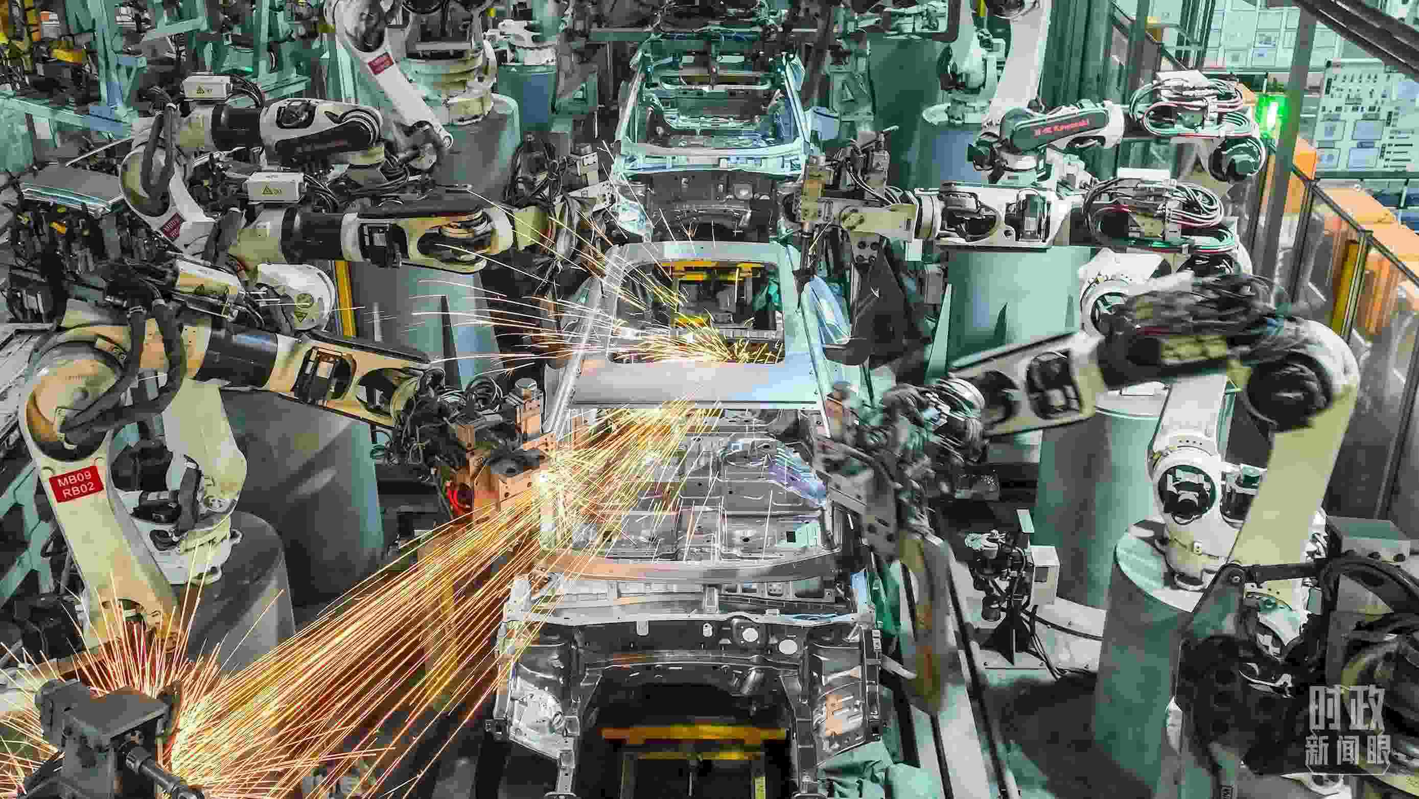  △2024年4月，重慶兩江新區(qū)的一家汽車制造企業(yè)，生產(chǎn)一派繁忙。（圖/視覺中國）