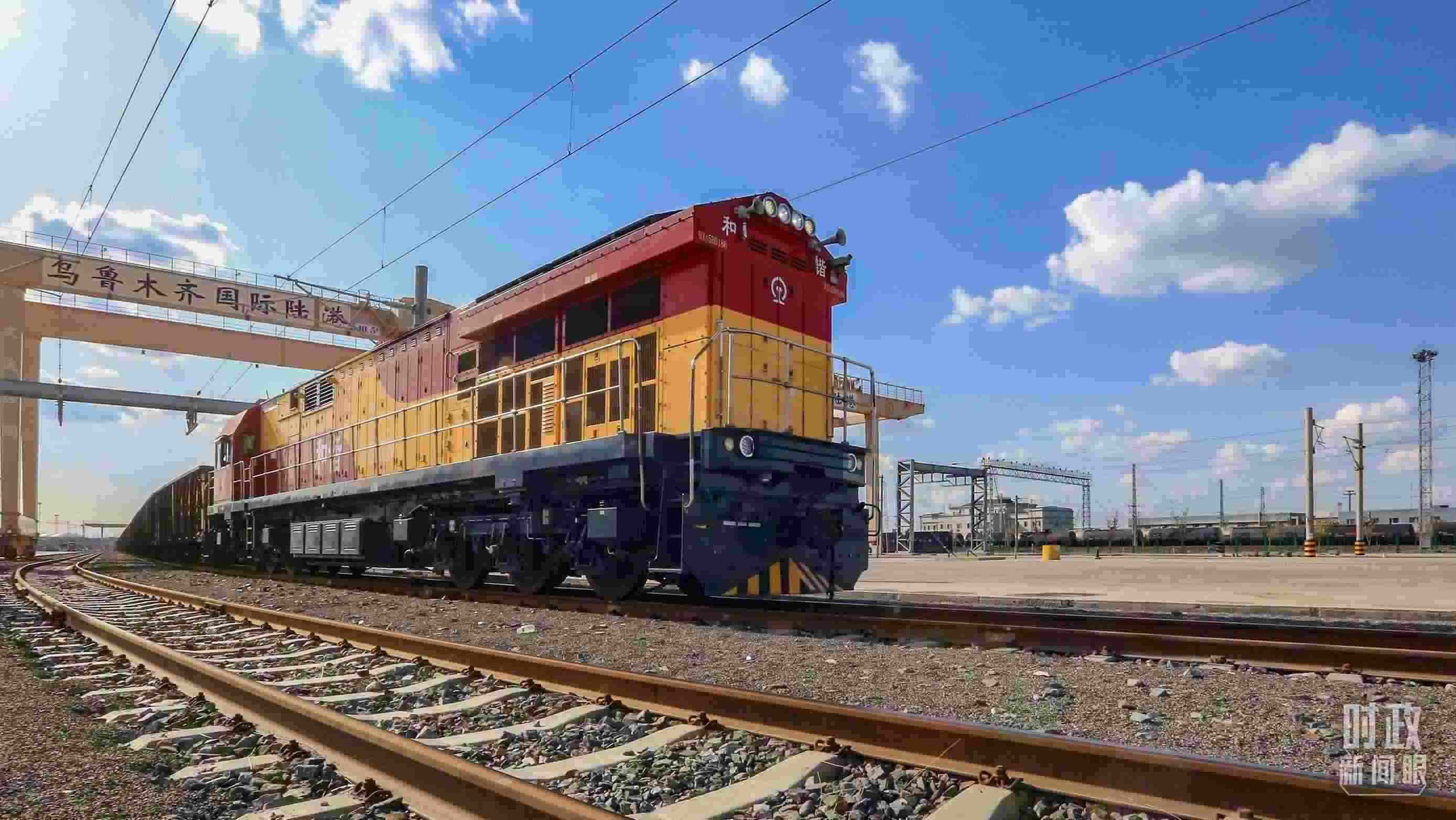 △2024年4月，烏魯木齊國際陸港區(qū)中歐班列“天山號”暢行絲路。（圖/視覺中國）