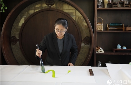 緬甸駐華大使館副館長、公使銜參贊杜欣瑪泰參加《五百筆·瀾湄合作》集體藝術創(chuàng)作。人民網(wǎng)王婧攝